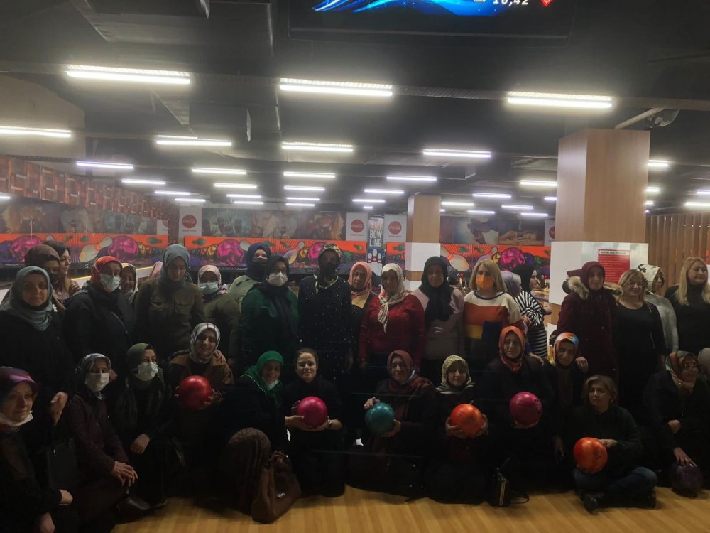 AK Partili kadınlar Bowling Turnuvası'nda hünerlerini sergiledi