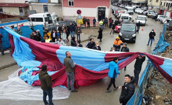 Artvin'de 61 metrelik dev Trabzonspor bayrağı asıldı