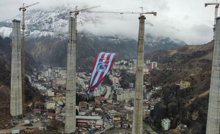 Artvin'de 61 metrelik dev Trabzonspor bayrağı asıldı