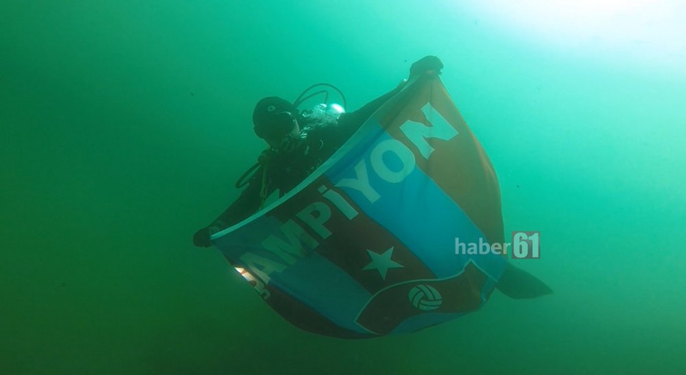Su altında Trabzonspor bayrağı açtılar