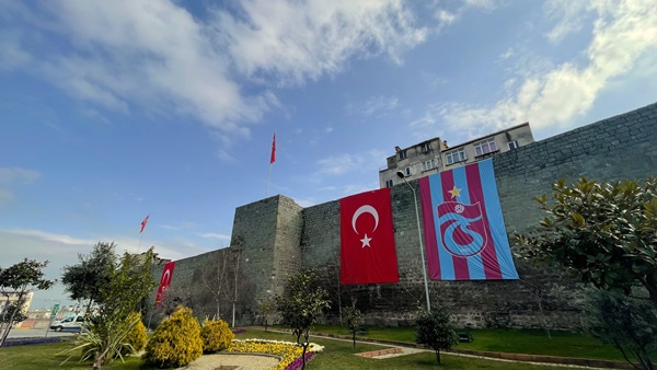 Trabzon Trabzonspor bayrakları ile donatıldı