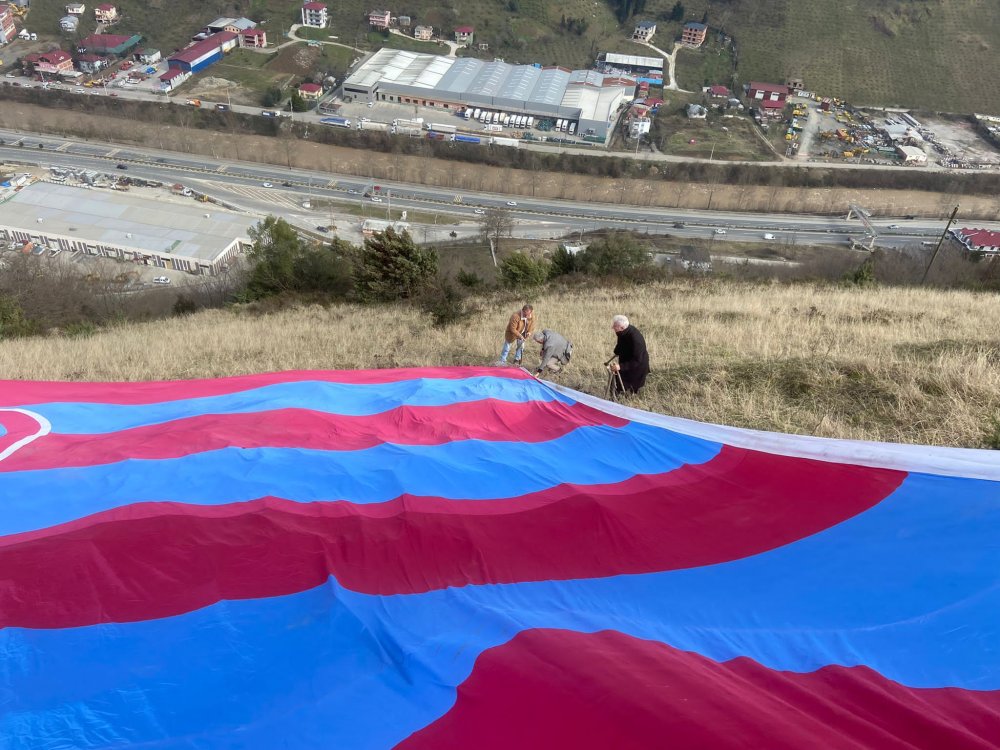 Anifalılardan 61 metrelik Trabzonspor bayrağı