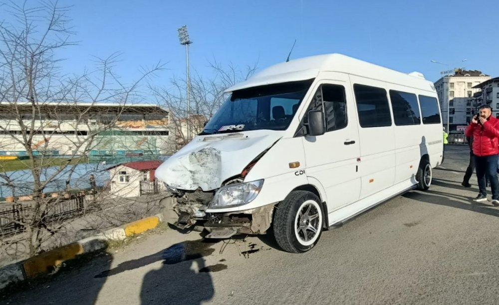 Trabzon’da kaza! Minibüs polise çarptı...