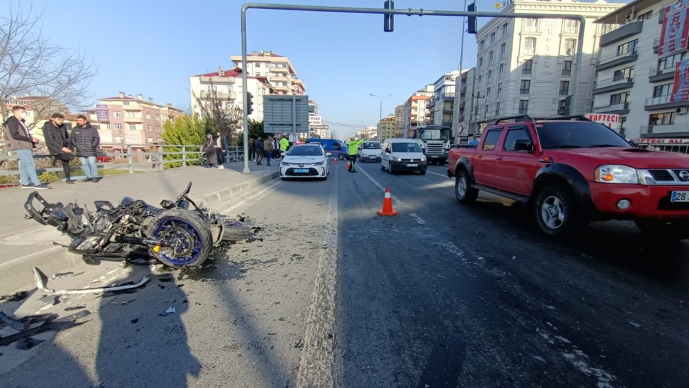 Trabzon’da kaza! Minibüs polise çarptı...