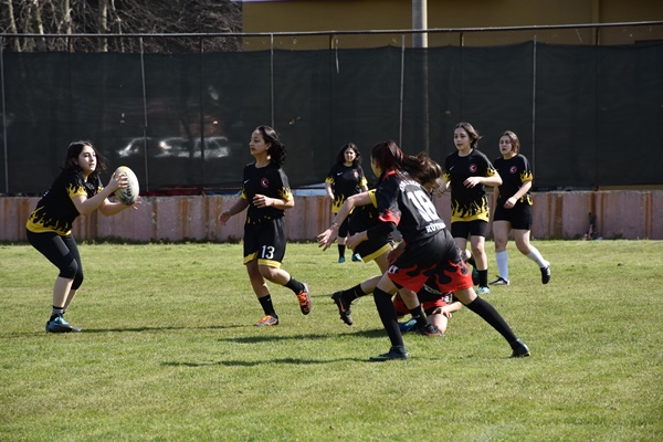 Ragbiye gönül veren kız öğrencilerin hedefi milli takım forması
