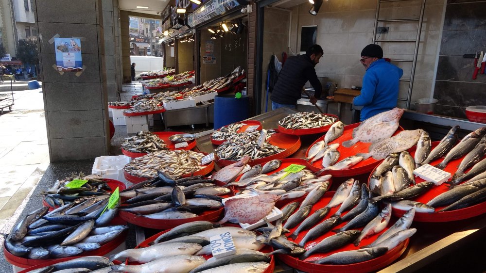 Trabzon'da tezgâhları farklı illerden gelen balıklar süslüyor