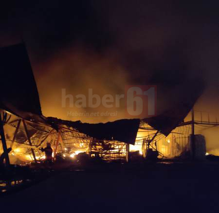Trabzon’da işyerinde yangın! Alevler geceyi aydınlattı