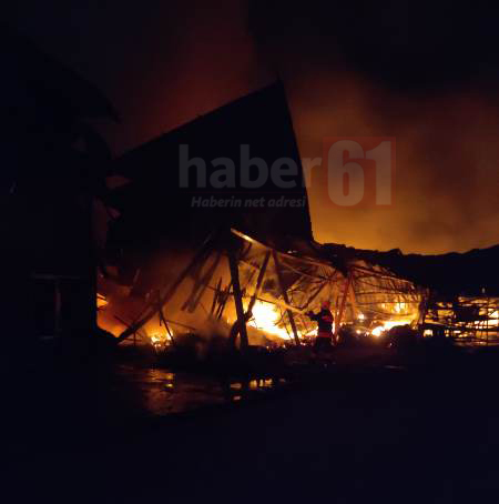 Trabzon’da işyerinde yangın! Alevler geceyi aydınlattı