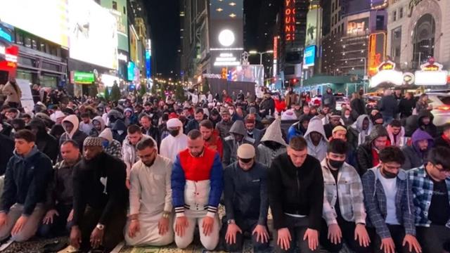 "Times Meydanı'nda Ramazan" İlk kez teravih kılındı