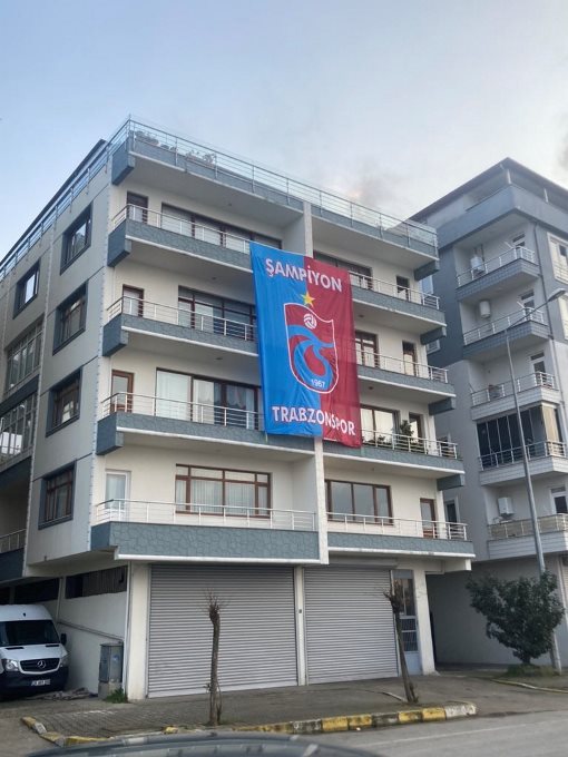Trabzonspor 4 ilden bayrakları paylaştı: Bize her yer Trabzon!