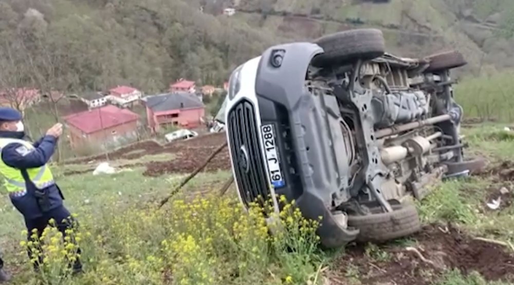 Trabzon'da hasta taşıyan minibüs şarampole yuvarlandı! 4 yaralı