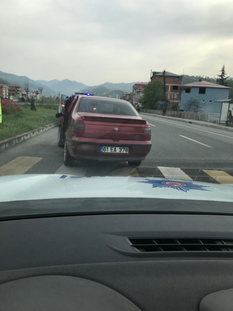 Trabzon’da iki otomobil kavşakta çarpıştı.