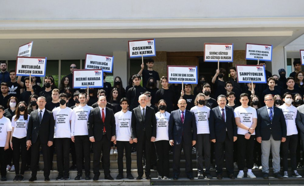 Trabzon'da lise öğrencilerinden "Mutluluğa kurşun sıkma" çağrısı