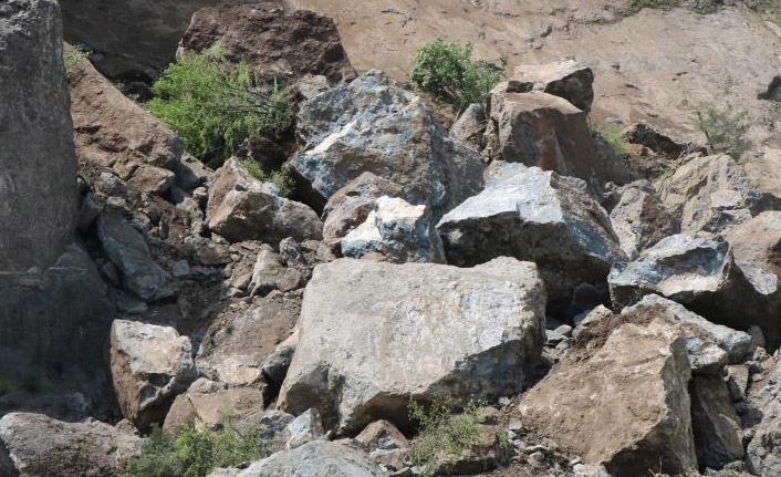 Samsun'da heyelan: Dev kaya parçaları kaydı