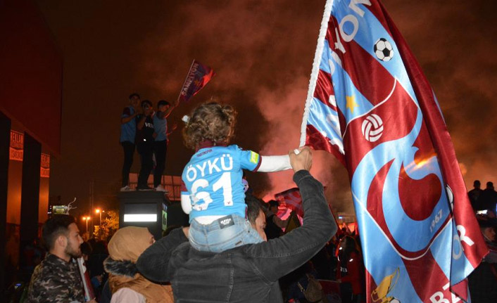 Trabzonspor'un şampiyonluğu Kocaeli'de taraftarları sokağa döktü