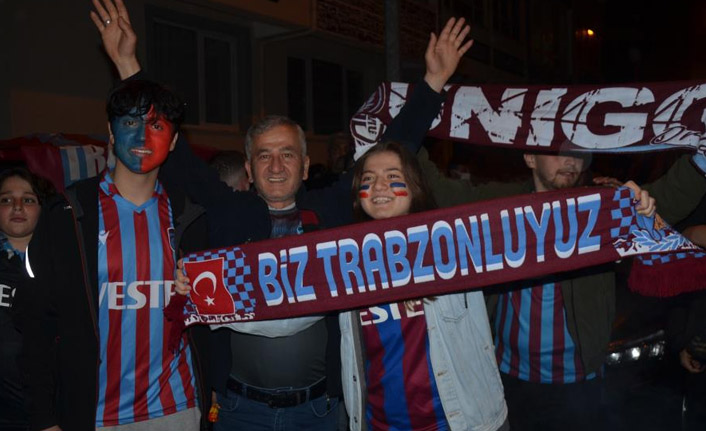 Trabzonsporlu taraftarların Ordu’da şampiyonluk coşkusu