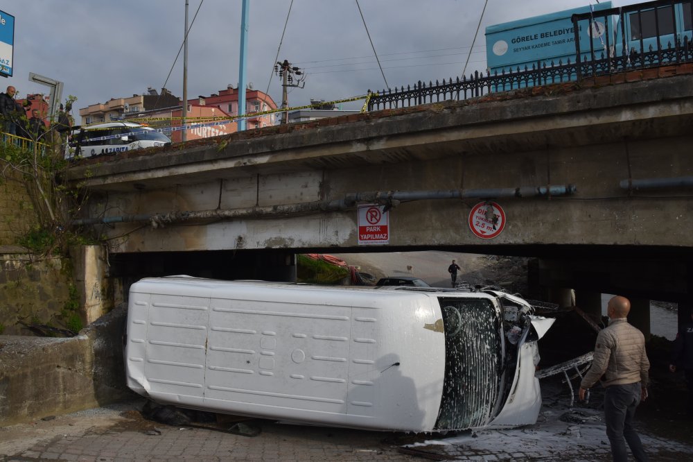 Giresun'da minibüs köprüden düştü! 1 yaralı