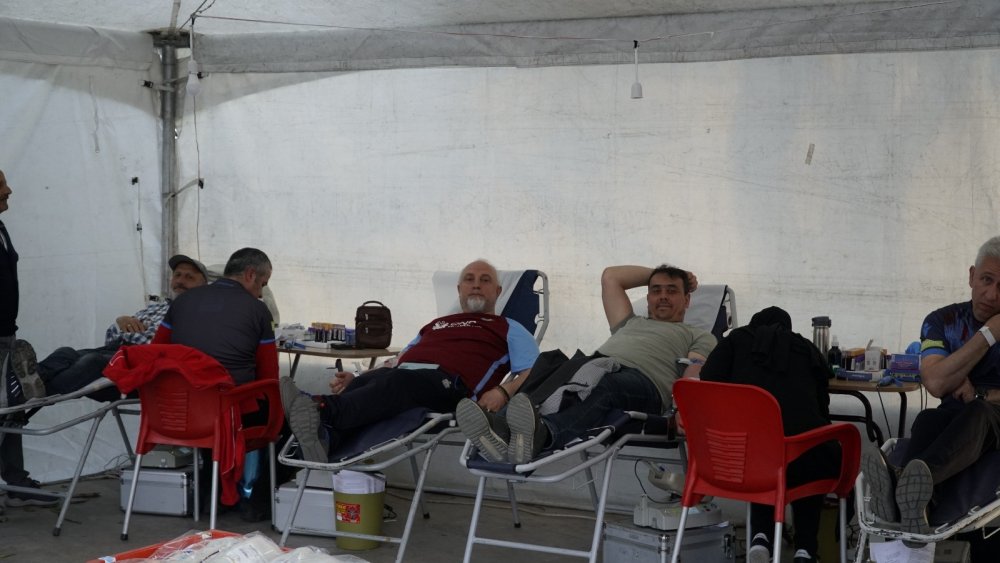 Bordo Mavili taraftarlardan kan bağışlı şampiyonluk kutlaması