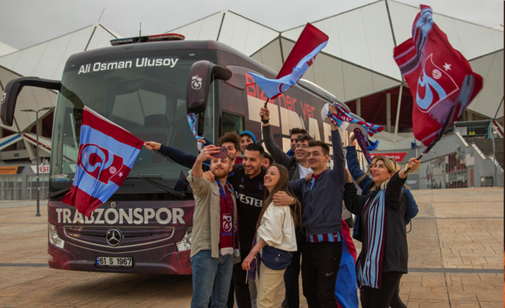 Taraftarlar istedi Trabzonspor takım otobüsü değişti 
