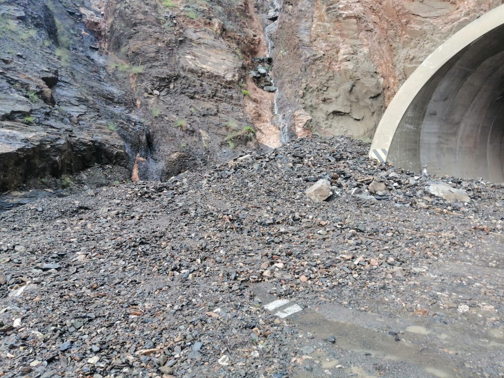 Artvin’de heyelan! Sürücüler tünelde mahsur kaldı