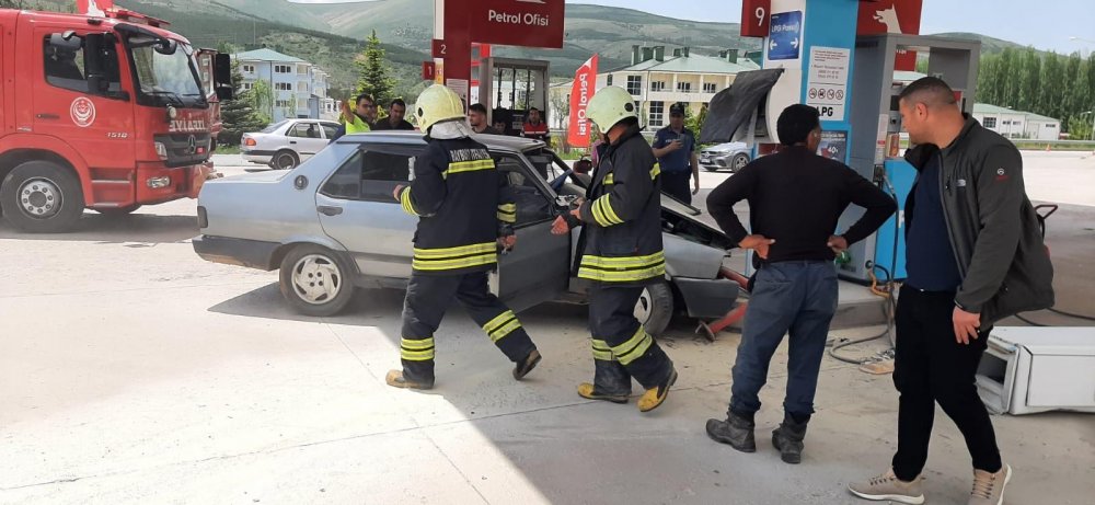 Bayburt'ta freni patlayan otomobil akaryakıt istasyonuna girdi: 2 yaralı