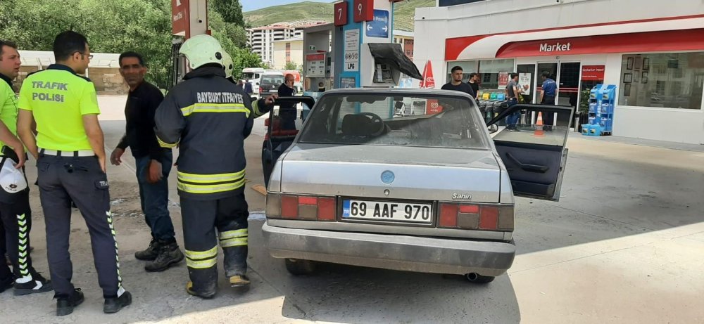 Bayburt'ta freni patlayan otomobil akaryakıt istasyonuna girdi: 2 yaralı