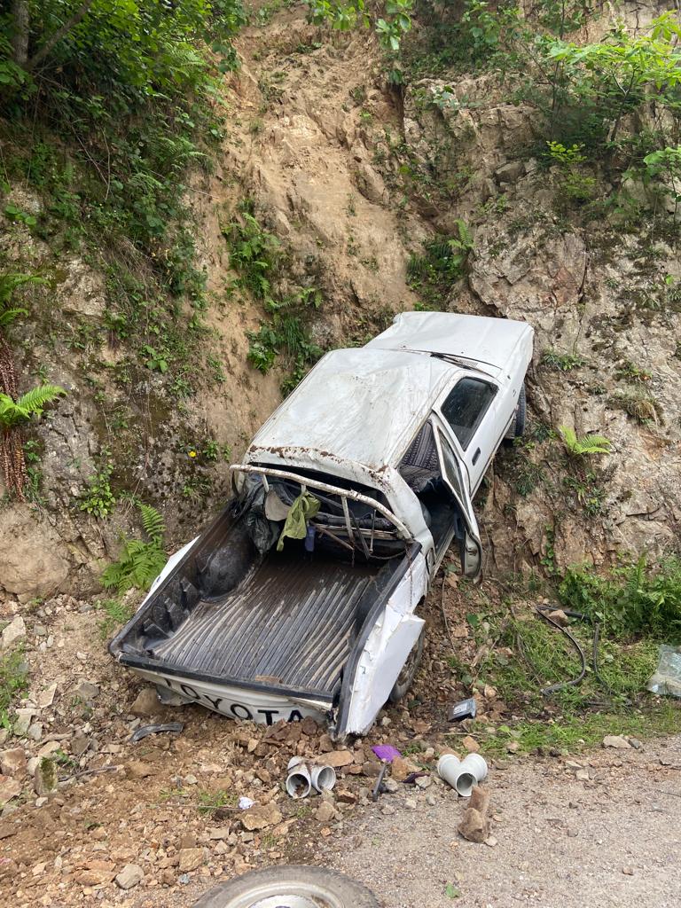 Trabzon’da kamyonet şarampole yuvarlandı! Ölümden döndüler