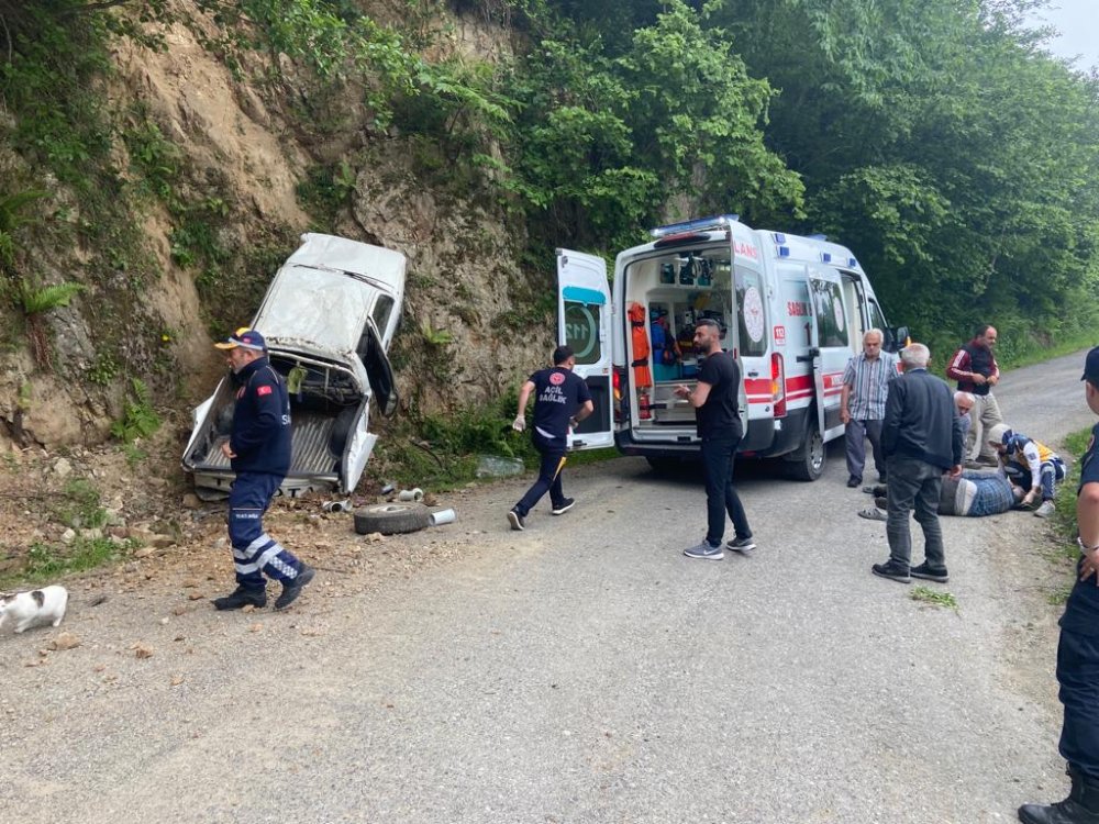 Trabzon’da kamyonet şarampole yuvarlandı! Ölümden döndüler