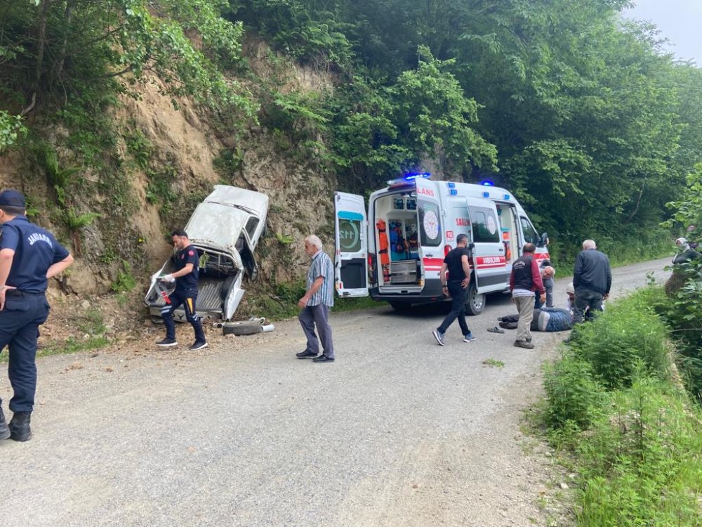 Trabzon’da kamyonet şarampole yuvarlandı! Ölümden döndüler