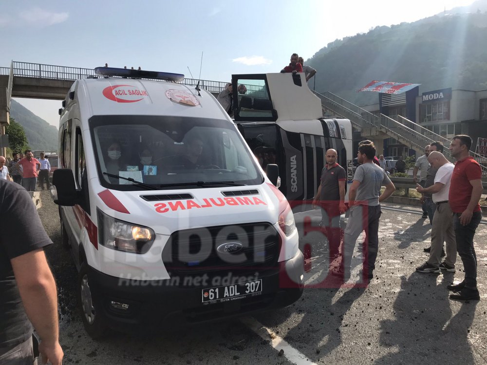 Trabzon’da çakıl yüklü kamyon devrildi! 1 yaralı