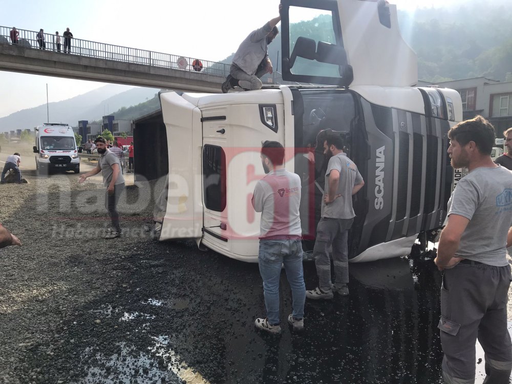 Trabzon’da çakıl yüklü kamyon devrildi! 1 yaralı