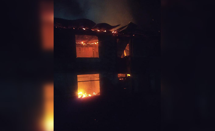 Artvin’de yangın çıktı 4 ev kullanılamaz hale geldi