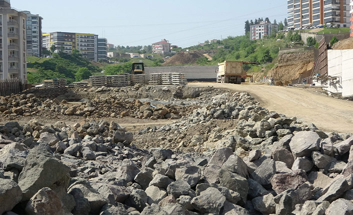 Trabzon'daki Kanuni Bulvarı'nda viyadük ve tünel inşaatlarının yapımı sürüyor