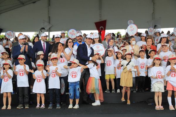 Başkan İmamoğlu, ‘Özgürlük’ şarkısını 742 ‘Yuvamız İstanbul’ mezunuyla birlikte söyledi