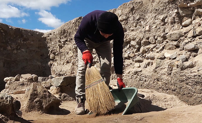 Japonyalı arkeolog binlerce yıllık tarihi gün yüzüne çıkartıyor