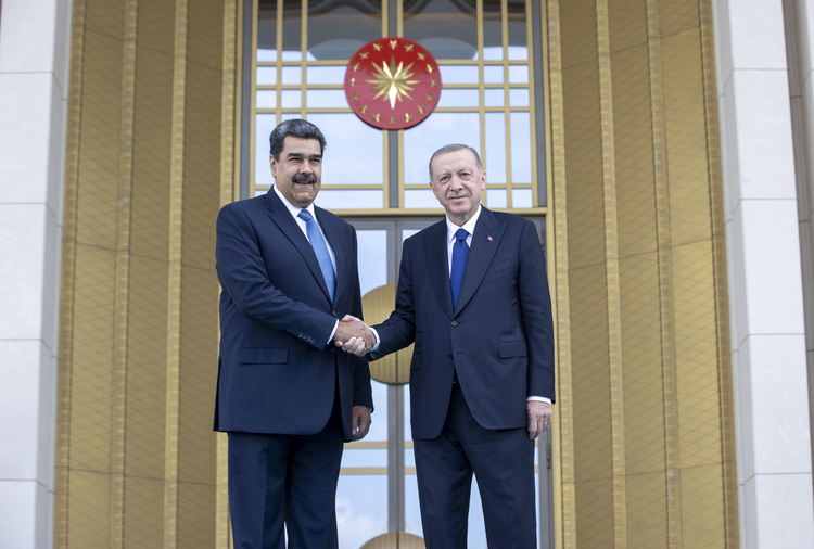 Erdoğan, Maduro'yu resmi törenle karşıladı