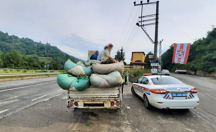 Trabzon'da Jandarma Trafik ekiplerinin durduğu araçta olmaması gereken her şey vardı