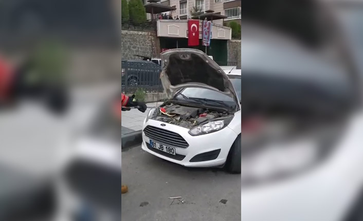 Otomobilin motor kısmına giren yılanı itfaiye çıkardı