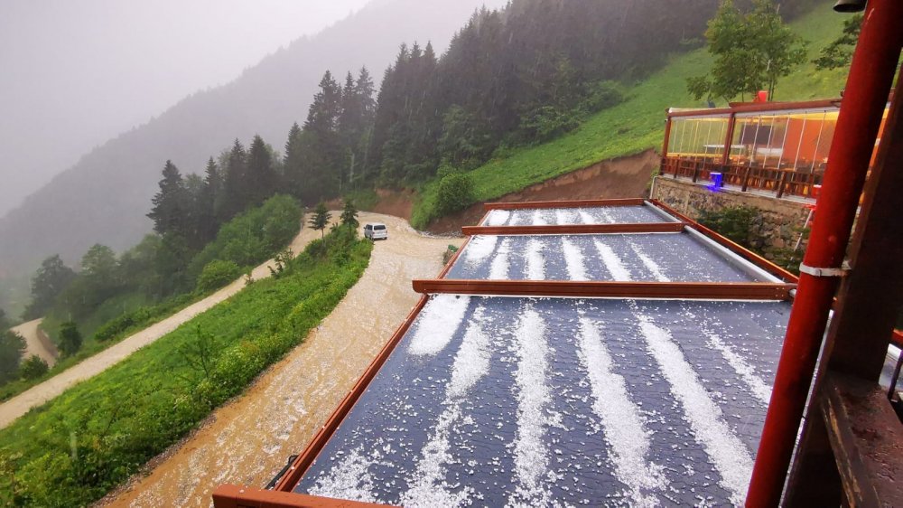 Turizm merkezi Uzungöl'de dolu yağışı etkili oldu