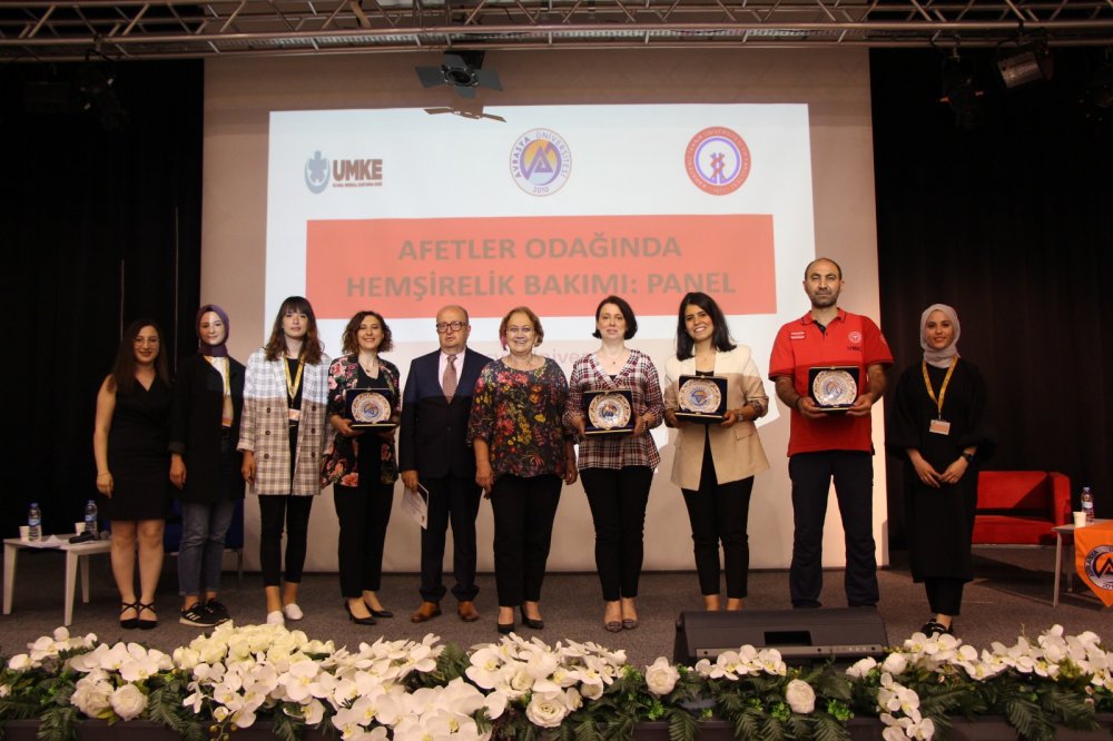 Avrasya Üniversitesinde “Afetler Odağında Hemşirelik Bakımı” paneli