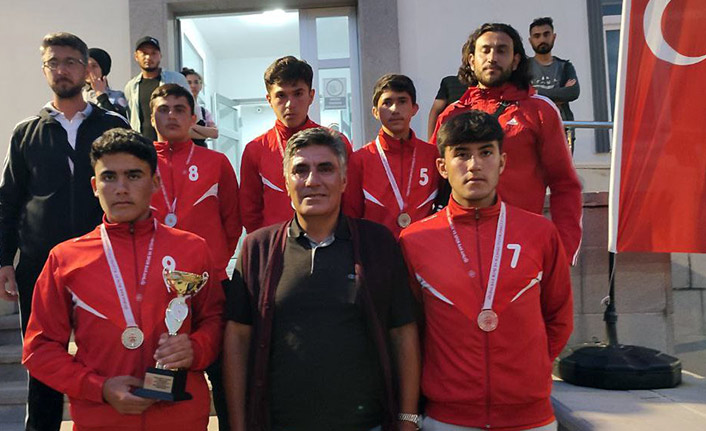 Şampiyonadan Türkiye derecesiyle dönen öğrenciler coşkuyla karşılandı