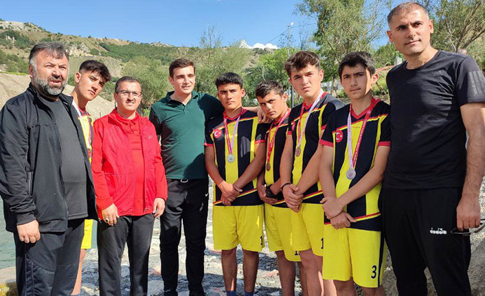 Şampiyonadan Türkiye derecesiyle dönen öğrenciler coşkuyla karşılandı