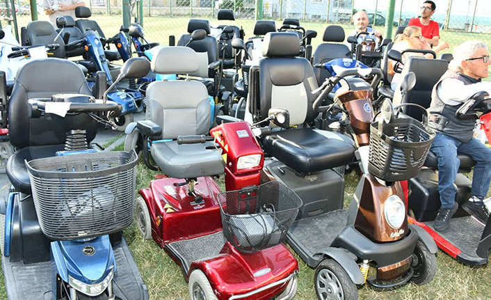 126 engelliye tekerlekli sandalye hediye edildi