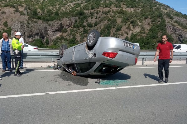 Trabzon'dan Gümüşhane'ye giden araç takla attı