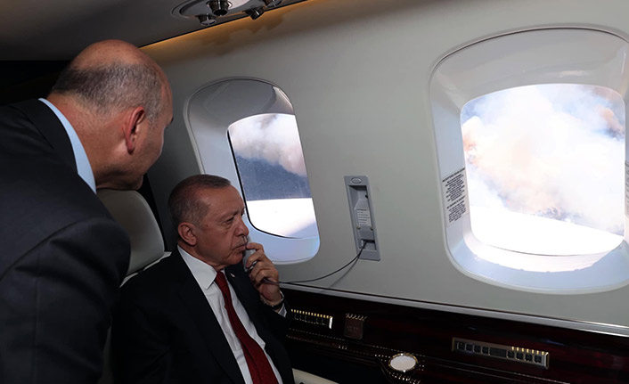 Cumhurbaşkanı Erdoğan yangın bölgesini inceliyor