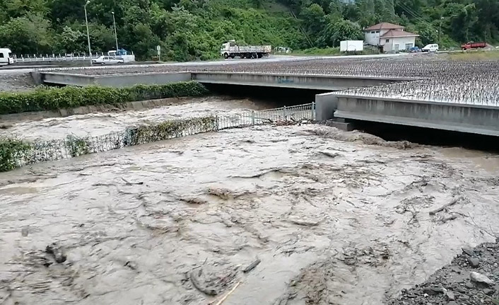 İnebolu'da sel suları 2 köprüyü yıktı