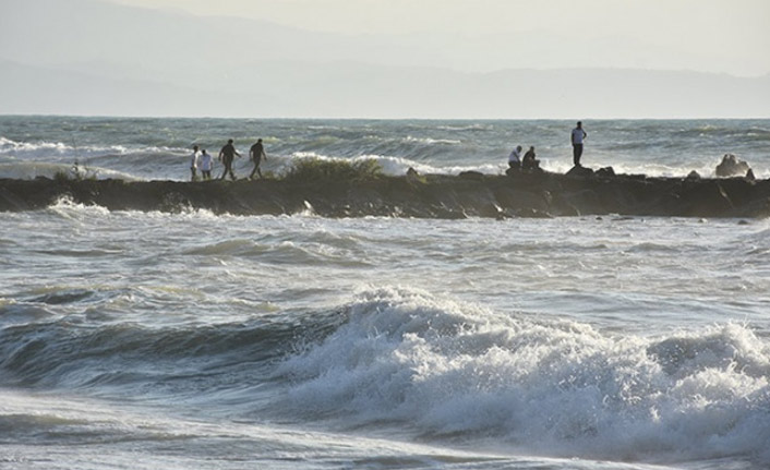 Trabzon'da denizde kaybolan genci arama çalışmaları devam ediyor