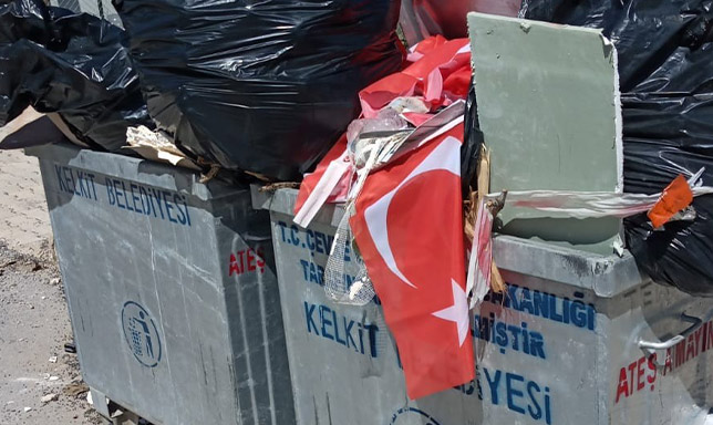 Belediye işçilerinin Türk bayrağı hassasiyeti taktir topladı