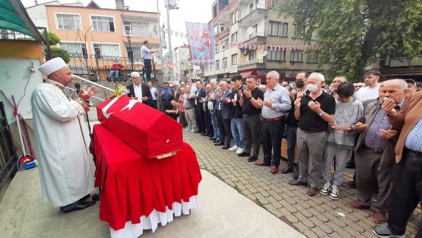 Kalbine yenilen Trabzonlu polis Mustafa Karadeniz son yolculuğuna uğurlandı