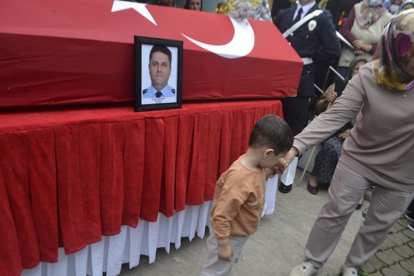 Kalbine yenilen Trabzonlu polis Mustafa Karadeniz son yolculuğuna uğurlandı